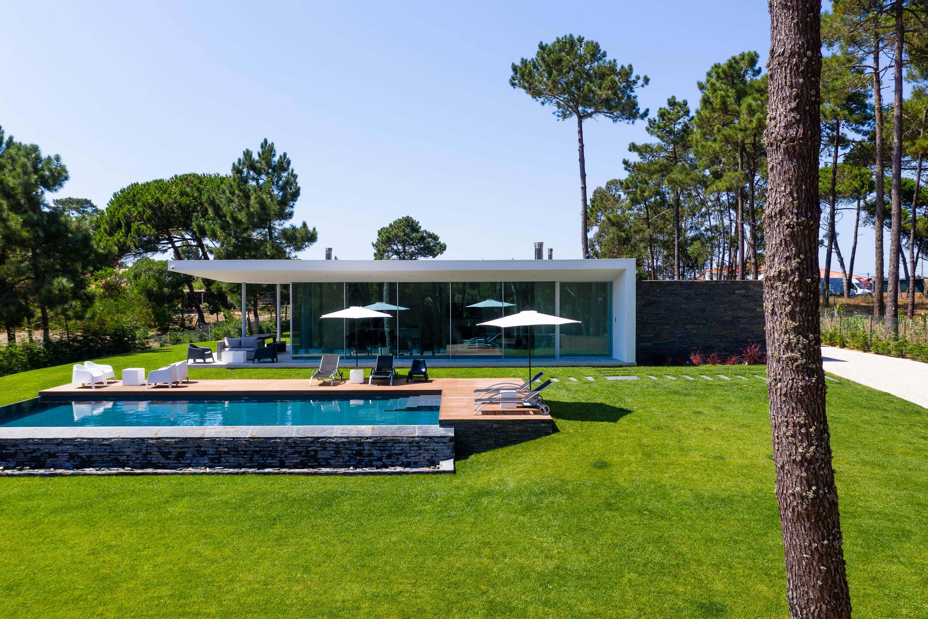 Vista aérea drone, moradia LSF concluída, Janas Sintra