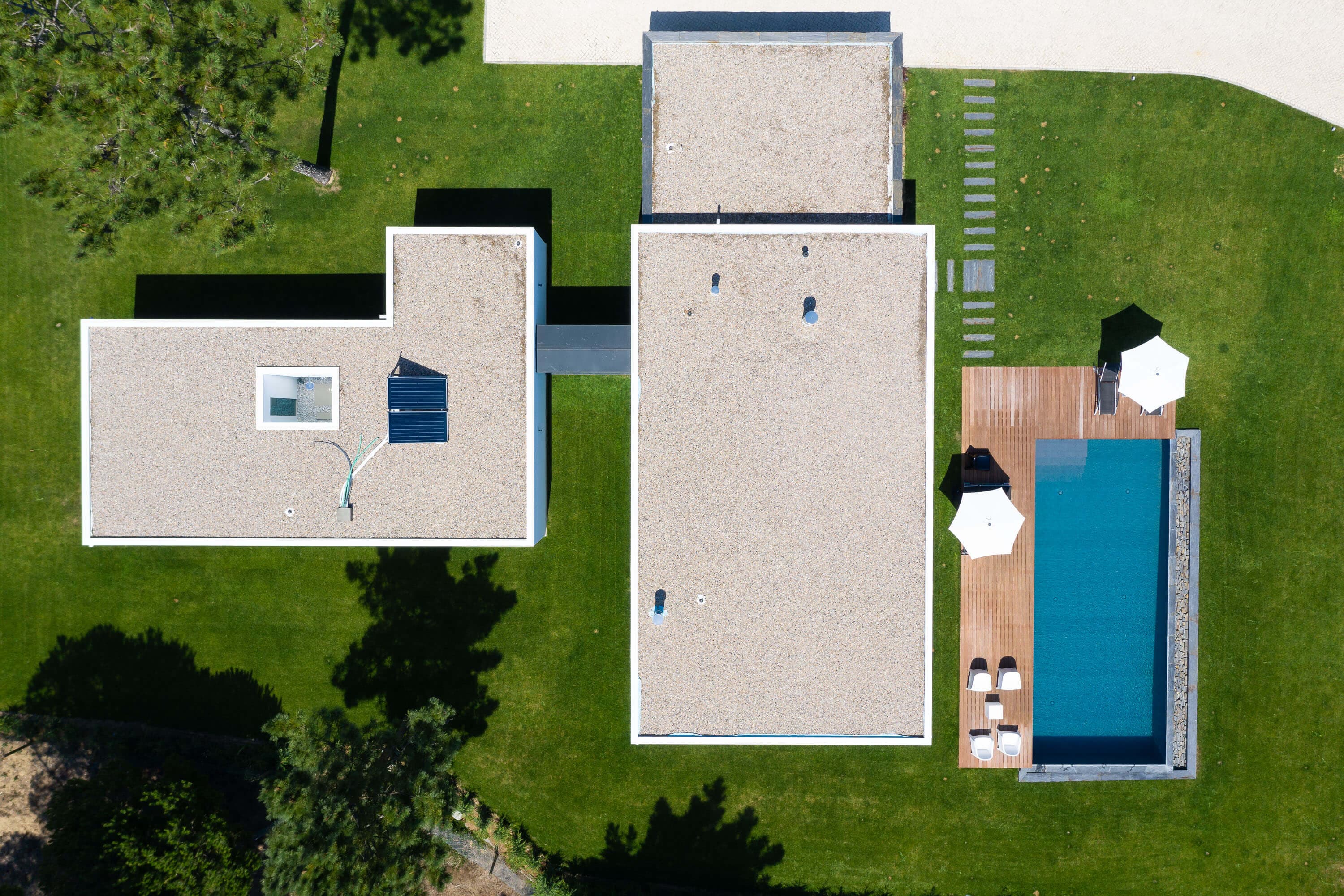 Cobertura e volumetria da moradia contemporânea, Janas Sintra