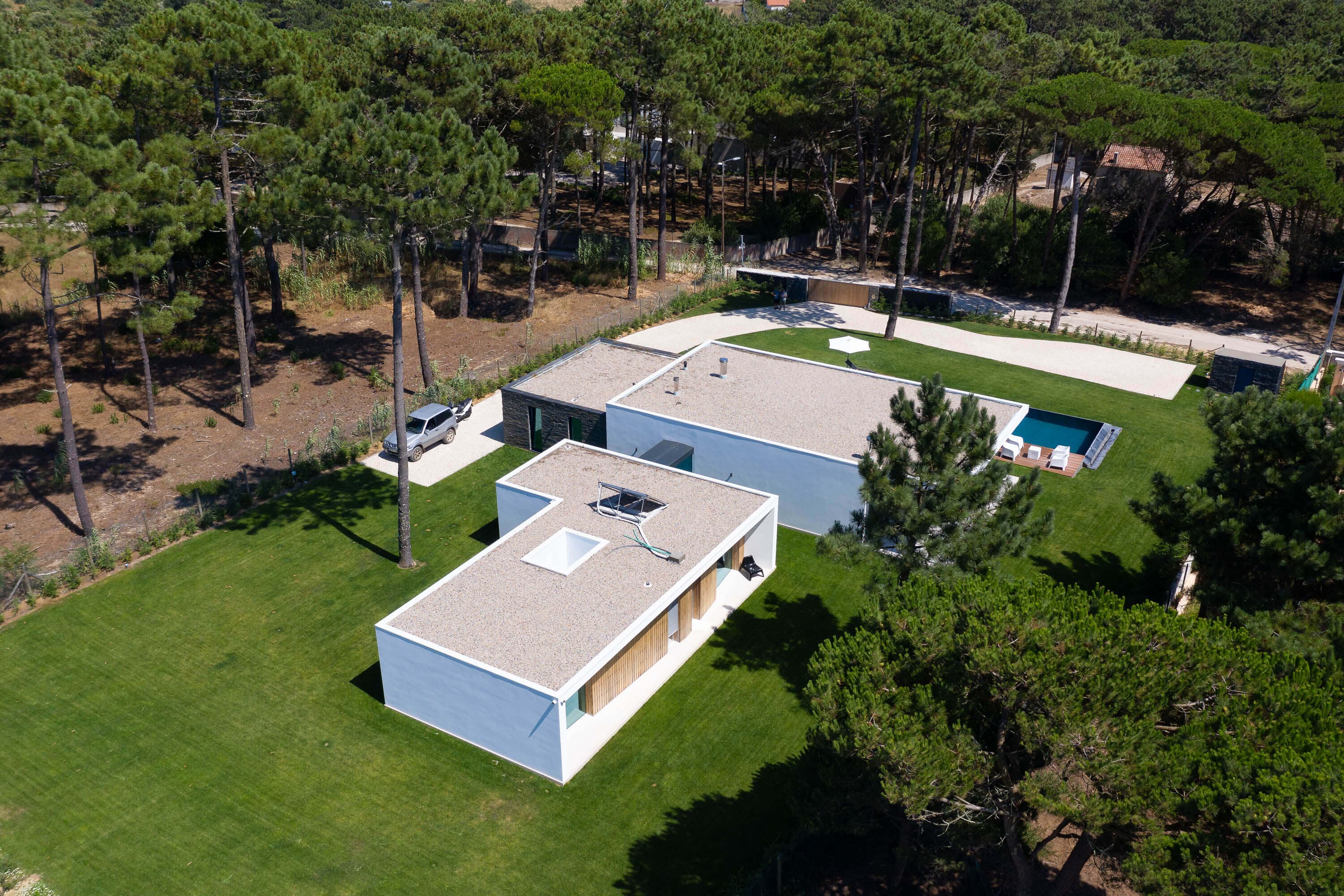 Moradia unifamiliar LSF concluída, enquadramento aéreo, Sintra