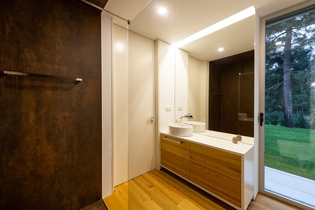 Fachada contemporânea LSF, moradia Janas Sintra — acabamentos de luxo