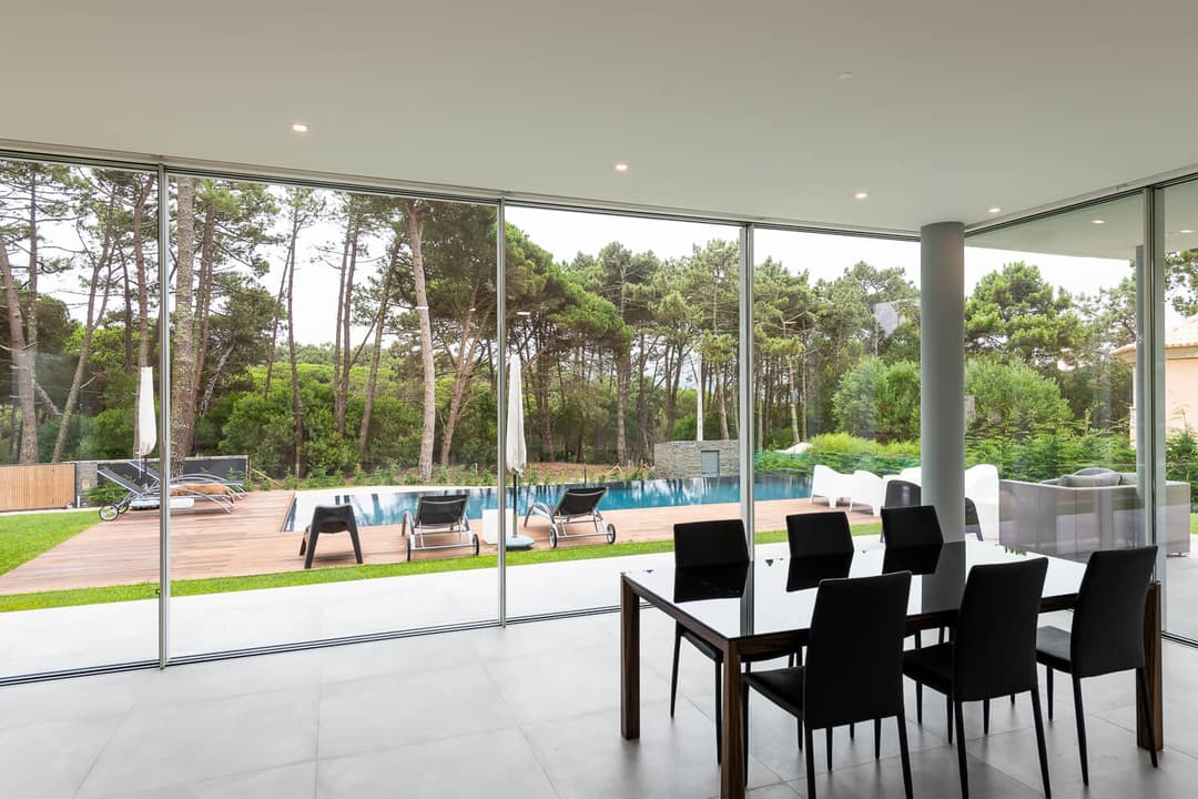 Sala principal com acabamentos premium, moradia Janas Sintra