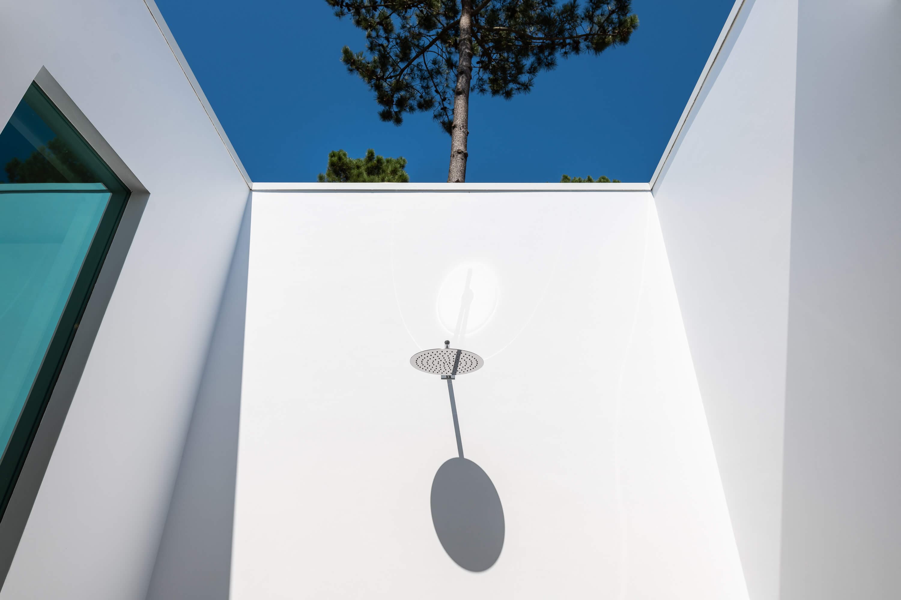 Perfis metálicos de aço galvanizado em posição, moradia Janas