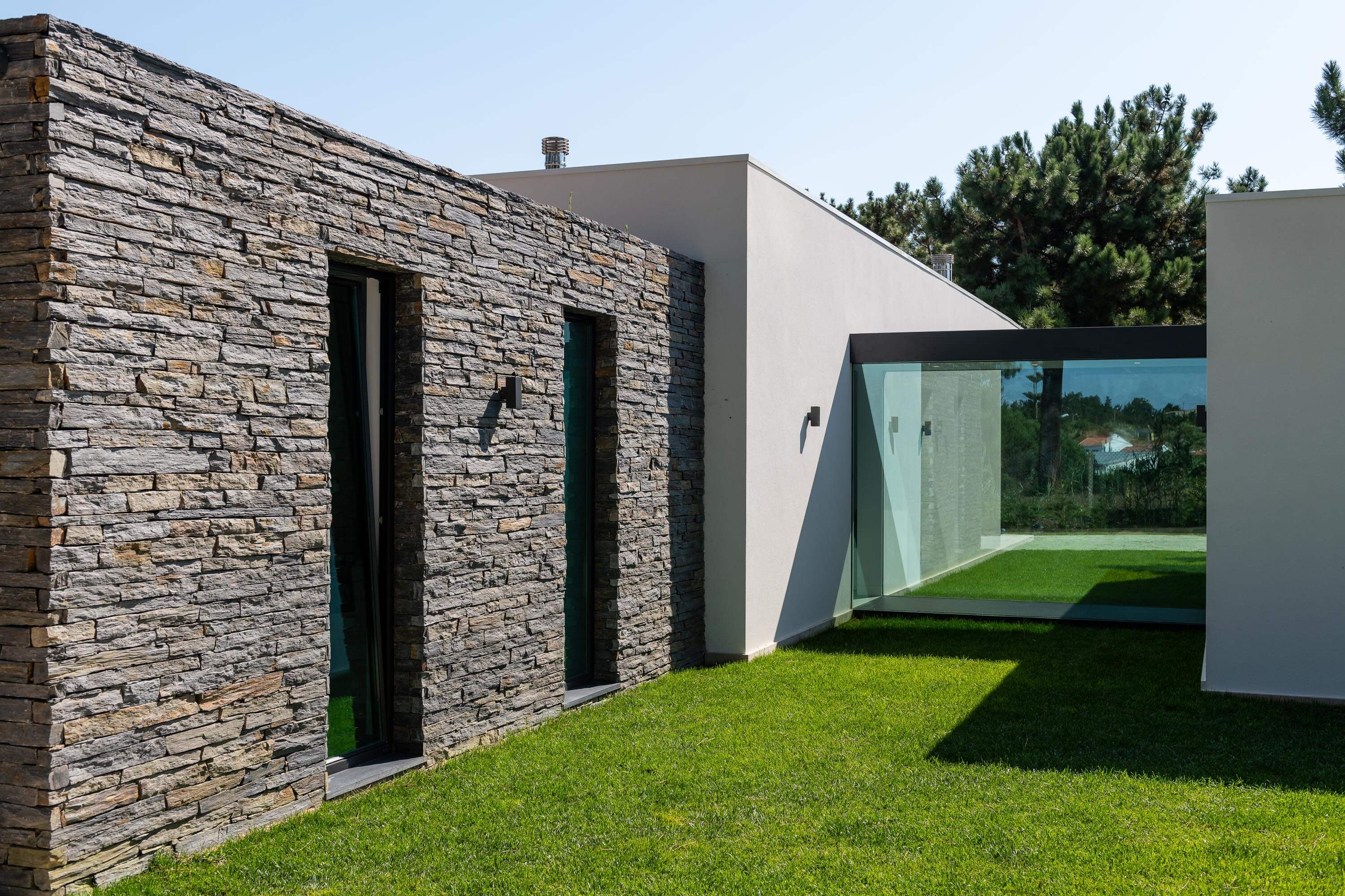 Colocação de painéis de revestimento exterior, obra Janas