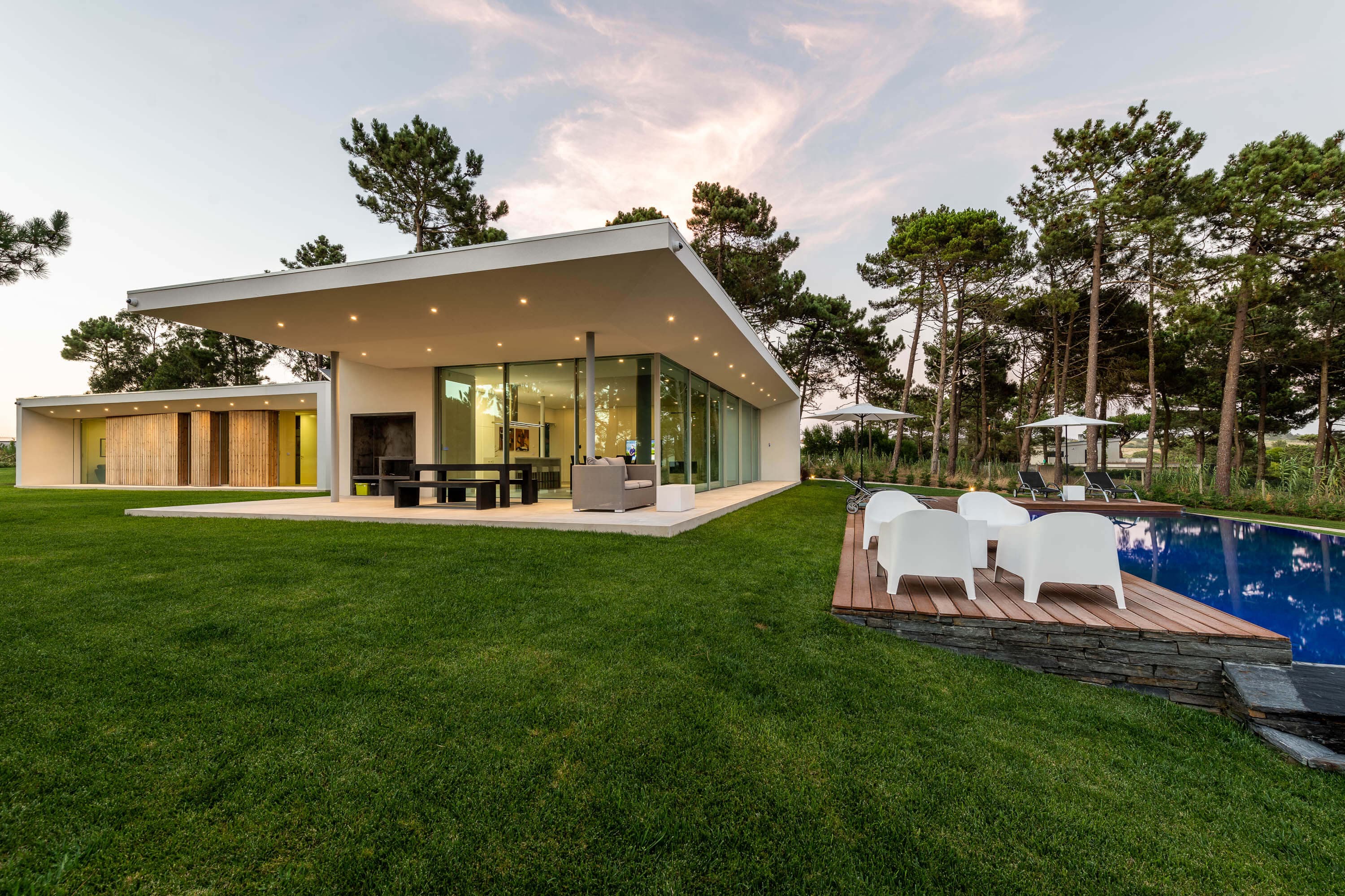 Jardim e arranjo exterior em progresso, moradia Janas Sintra