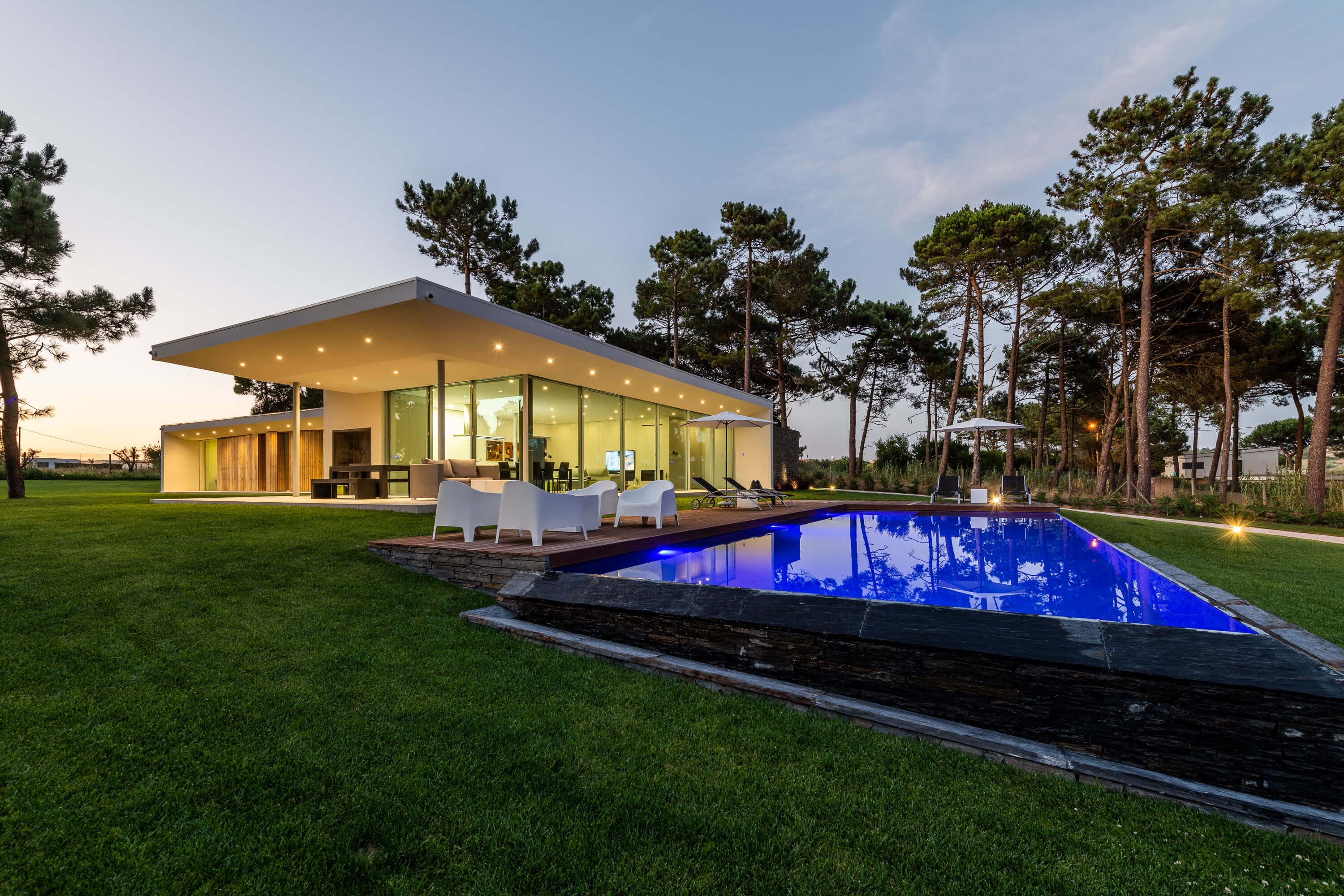 Pormenor de execução cuidada, moradia de luxo Janas Sintra