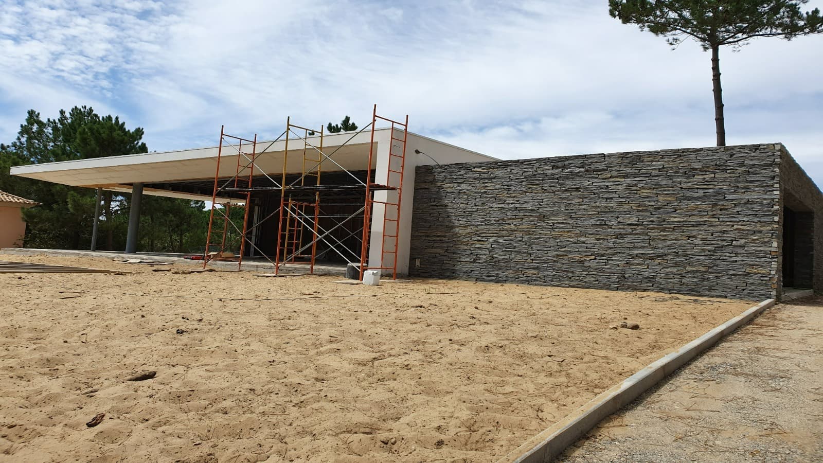 Construção de moradia unifamiliar de luxo em Janas, Sintra, foto 2 — Varandas Coelho