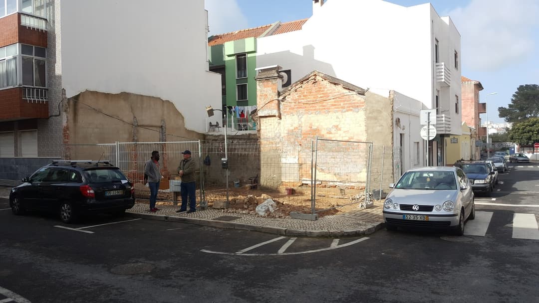 Villa contemporânea em reabilitação LSF, Venda Nova — Varandas Coelho