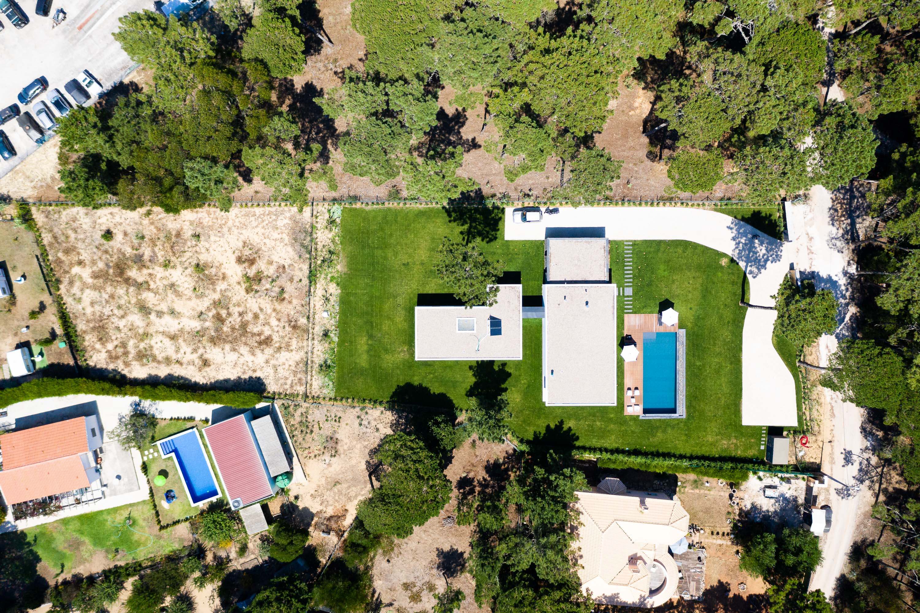 Vista aérea da moradia Janas, Sintra — construção LSF Varandas Coelho, distinguida na campanha internacional Porsche