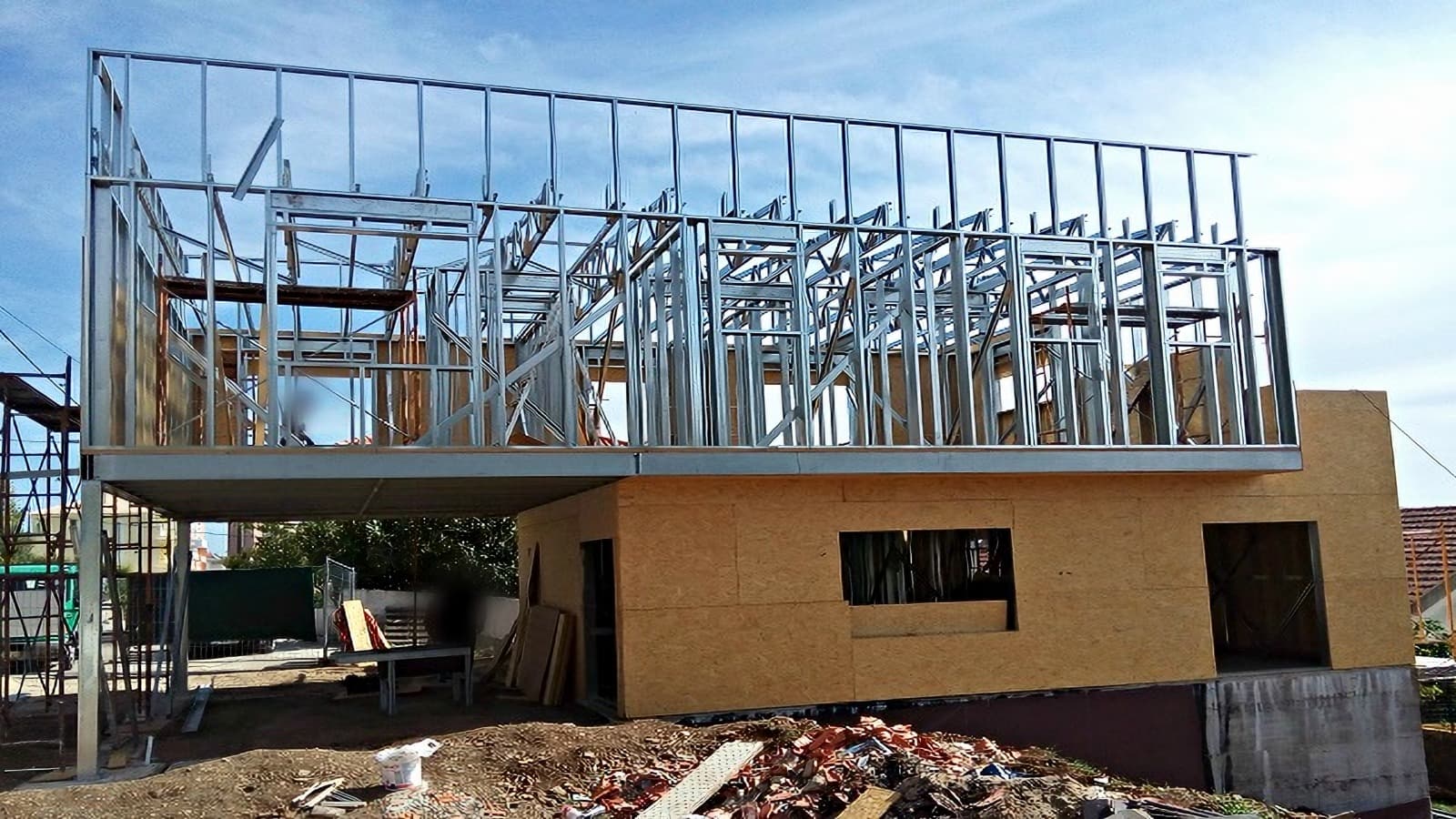 Montagem de estrutura LSF (Light Steel Framing) em moradia de luxo - Varandas Coelho